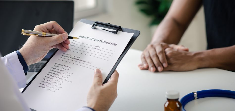 Doctor are recommending medicines to patients after being examined and diagnosed by the patient's doctor, the concept of treatment and symptomatic medication dispensing by the pharmacist.
